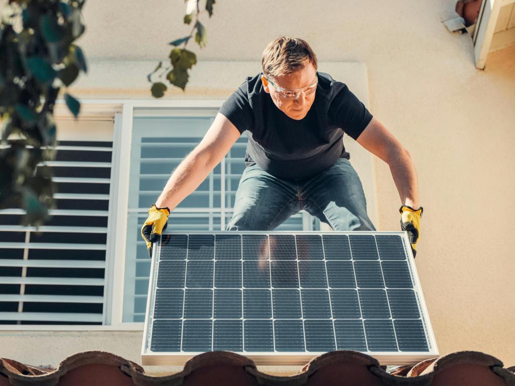Solar Outshines Fossil Fuels: A First Since WWII in America's Clean Energy Race